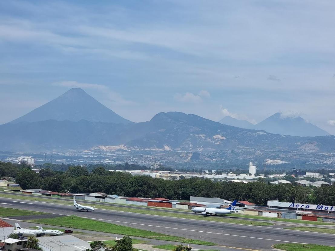 Amazing Aircrafts Views In Front Of Airport Leilighet Guatemala City Eksteriør bilde