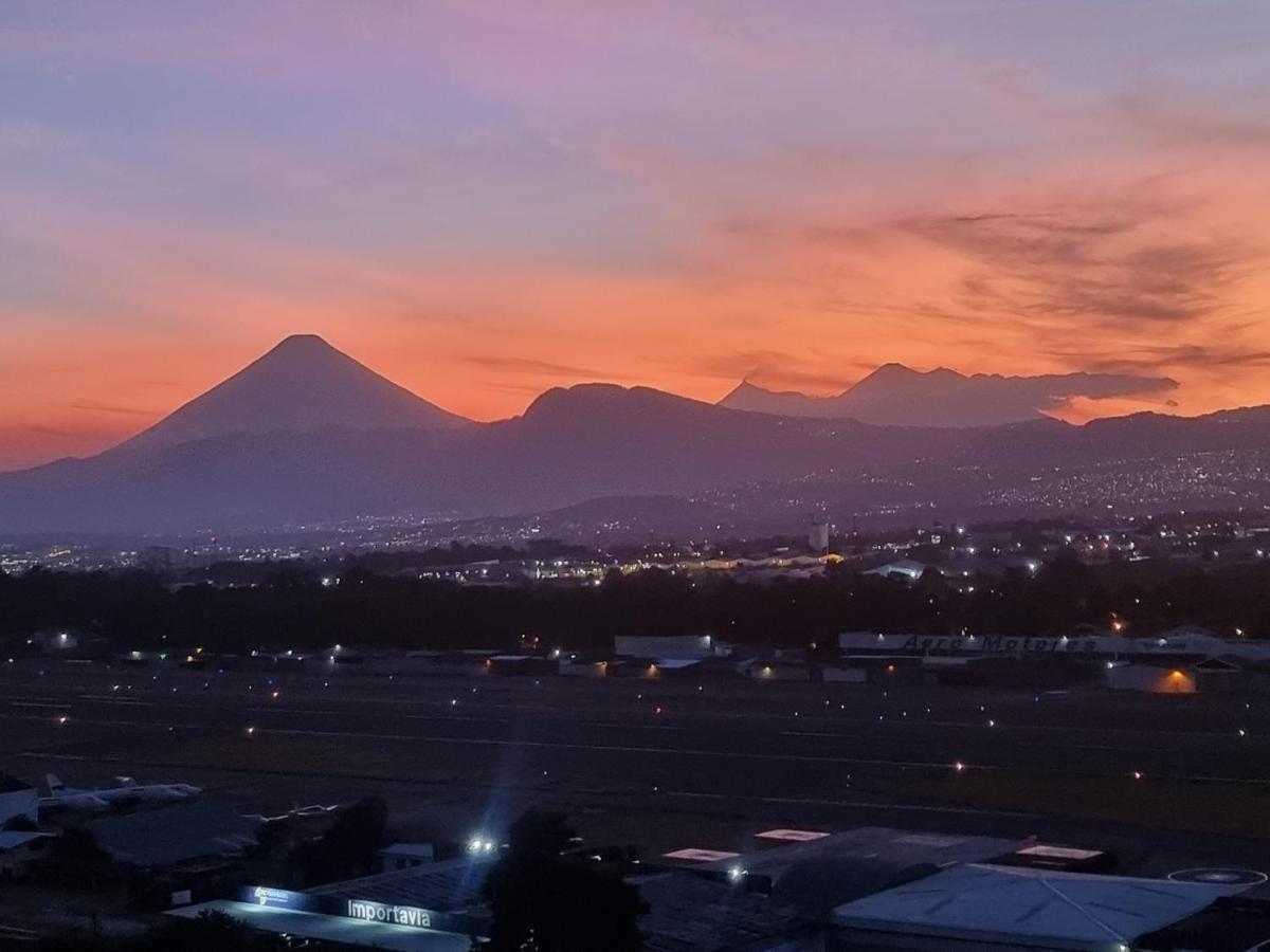 Amazing Aircrafts Views In Front Of Airport Leilighet Guatemala City Eksteriør bilde