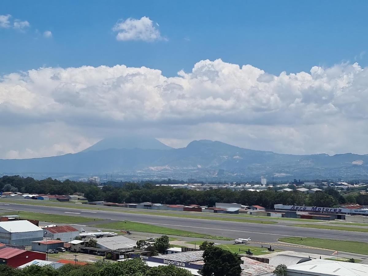 Amazing Aircrafts Views In Front Of Airport Leilighet Guatemala City Eksteriør bilde