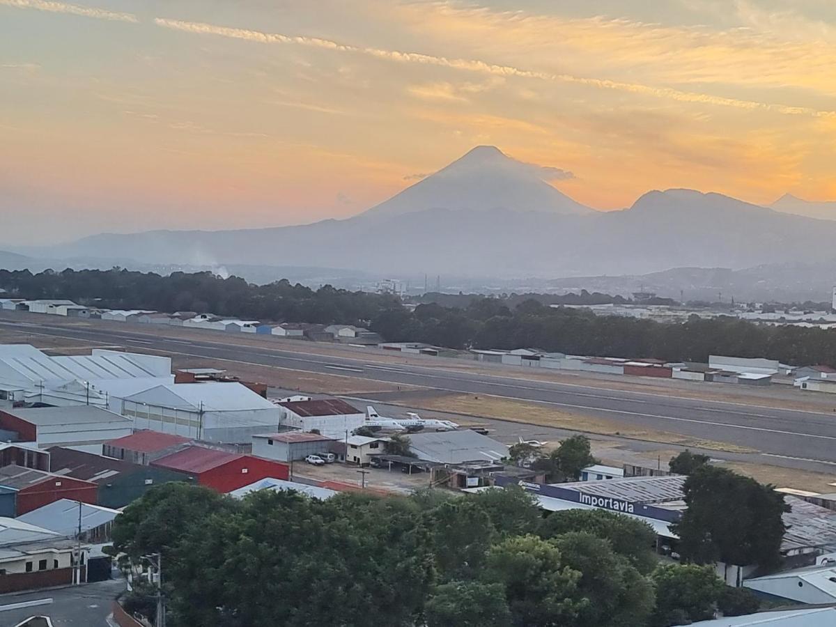 Amazing Aircrafts Views In Front Of Airport Leilighet Guatemala City Eksteriør bilde
