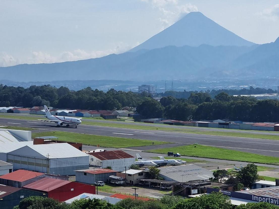 Amazing Aircrafts Views In Front Of Airport Leilighet Guatemala City Eksteriør bilde