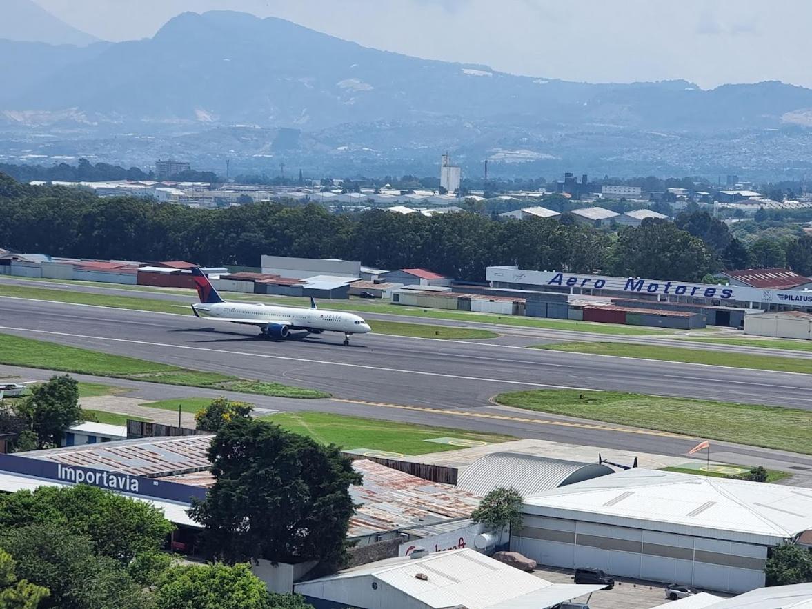 Amazing Aircrafts Views In Front Of Airport Leilighet Guatemala City Eksteriør bilde