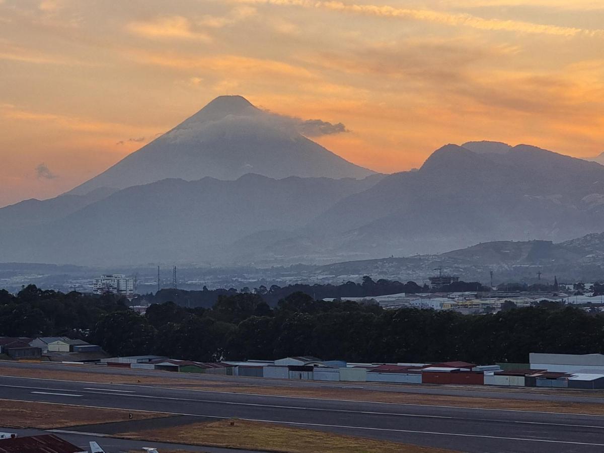 Amazing Aircrafts Views In Front Of Airport Leilighet Guatemala City Eksteriør bilde
