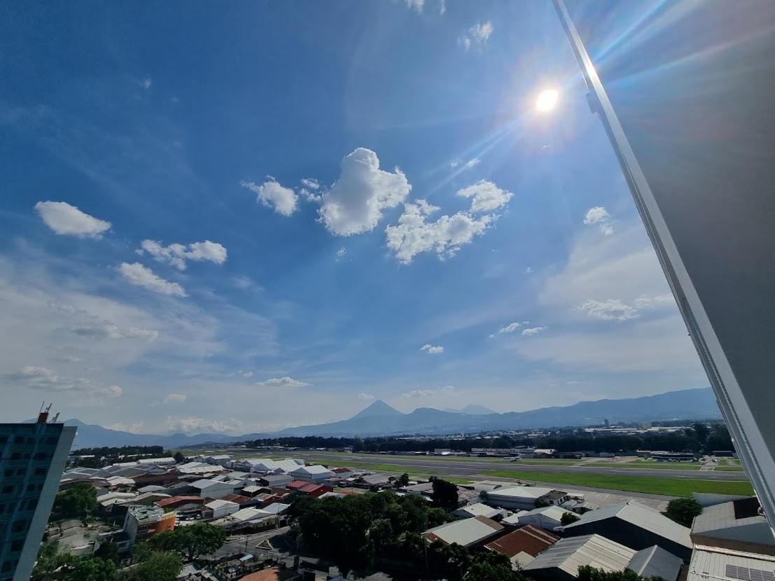 Amazing Aircrafts Views In Front Of Airport Leilighet Guatemala City Eksteriør bilde