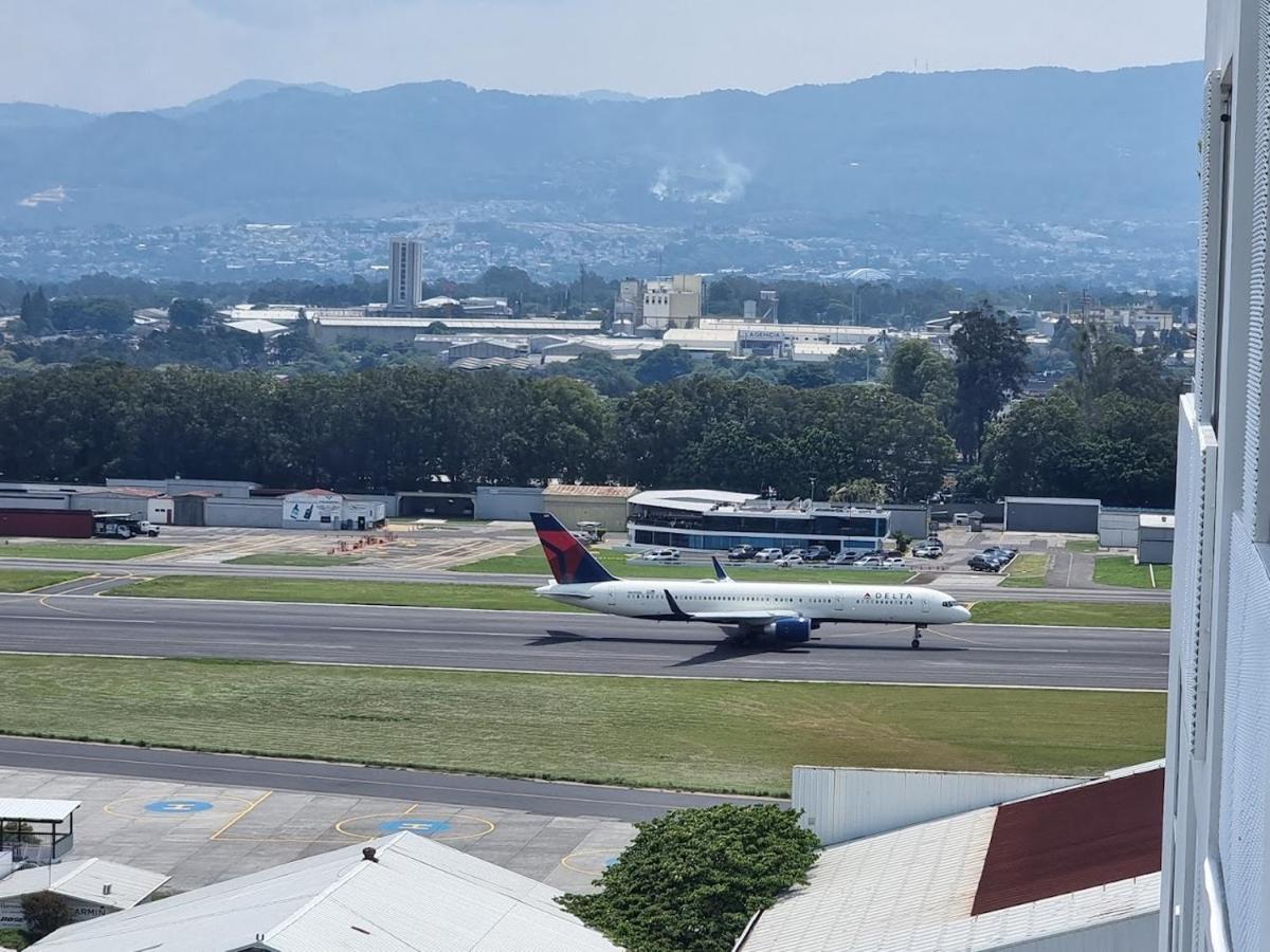 Amazing Aircrafts Views In Front Of Airport Leilighet Guatemala City Eksteriør bilde