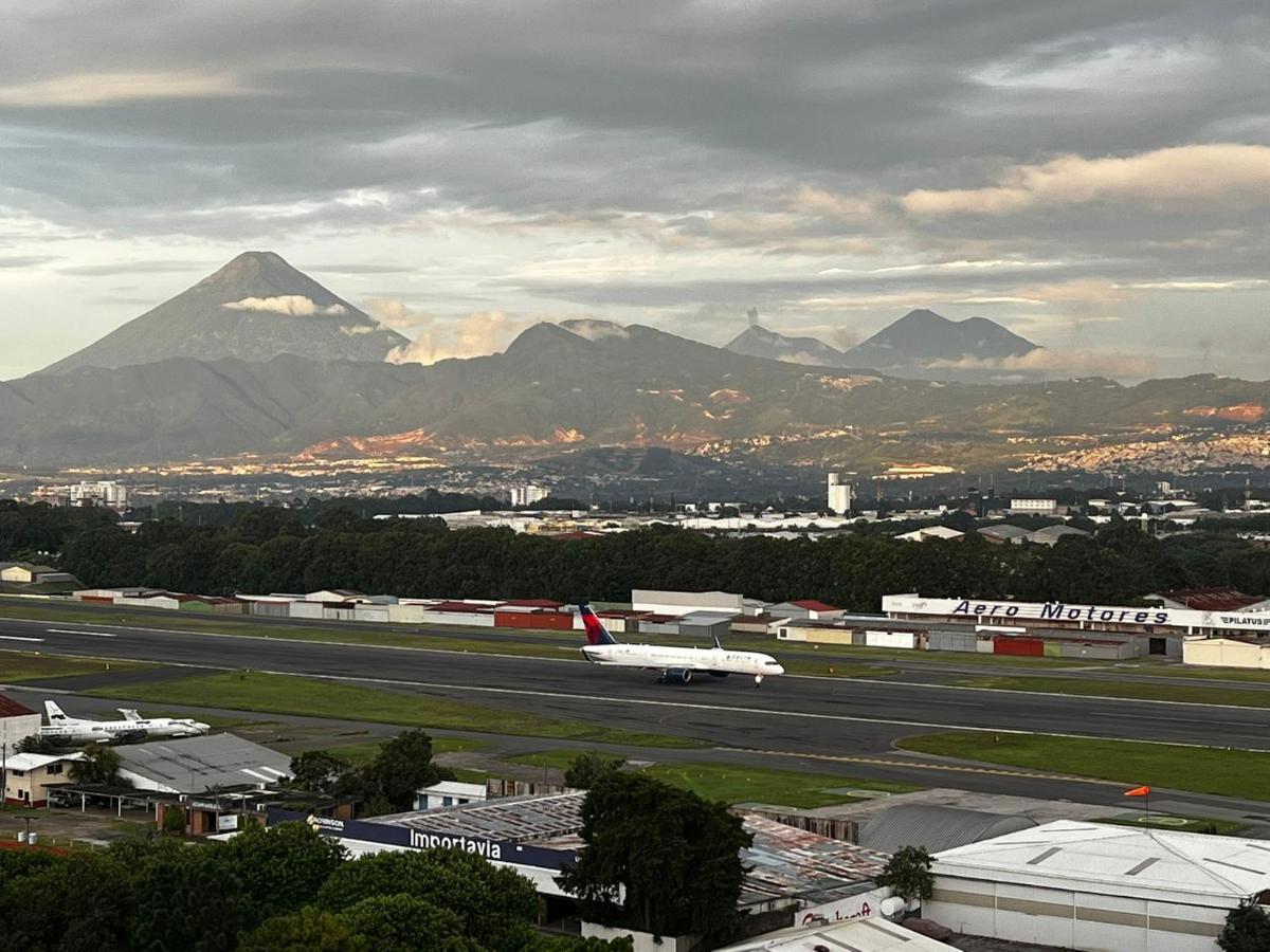 Amazing Aircrafts Views In Front Of Airport Leilighet Guatemala City Eksteriør bilde